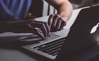 如果你刚点了那种“爆料链接”，先停一下：这种“伪装成工具软件”用“升级通道”让你安装远控